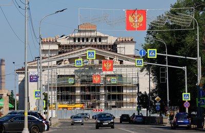 Зображення з російським гербом на фоні драмтеатру в окупованому Маріуполі на Донеччині, 6 серпня 2025 року Зображення з російським гербом на фоні драмтеатру в окупованому Маріуполі на Донеччині, 6 серпня 2025 року