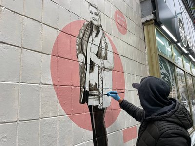 Проєкт "Люди міста": у центрі Житомира луцький художник створив мурал пам'яті Марини Поплавської Проєкт "Люди міста": у центрі Житомира луцький художник створив мурал пам'яті Марини Поплавської