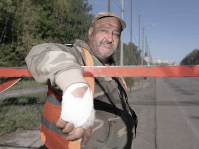 Військовий на встановленні антидронового коридору Військовий на встановленні антидронового коридору