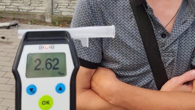 У Чернігові в мікрорайоні Масани нетверезий водій на легковику врізався у світлофор У Чернігові в мікрорайоні Масани нетверезий водій на легковику врізався у світлофор