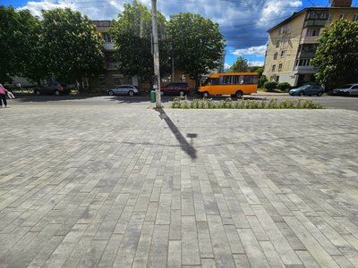 Нова плитка та старі ями – який вигляд мають тротуари на Покровській у Житомирі Нова плитка та старі ями – який вигляд мають тротуари на Покровській у Житомирі