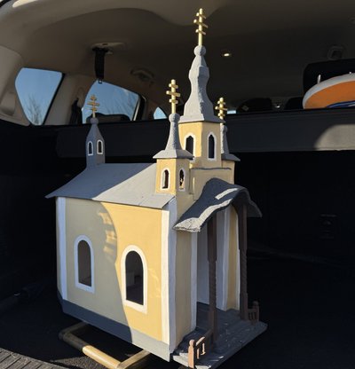 Колядувати з 80-річною вертеп-церковцею в Ужгороді ходили прихожани греко-католицької парафії Колядувати з 80-річною вертеп-церковцею в Ужгороді ходили прихожани греко-католицької парафії