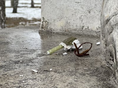 У Сумах невідомі пошкодили пам'ятник воїну АТО У Сумах невідомі пошкодили пам'ятник воїну АТО