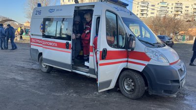 "Швидка" на місці влучання по Харкову, 7 березня 2025 року "Швидка" на місці влучання по Харкову, 7 березня 2025 року