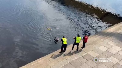 Із Дніпра підняли тіло хлопця, який через обрив троса зірвався з канатної дороги Із Дніпра підняли тіло хлопця, який через обрив троса зірвався з канатної дороги