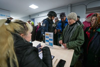 "Дайте мені будинок — я поїду". Як спецпідрозділ поліції вивозить з Краснопілля людей "Дайте мені будинок — я поїду". Як спецпідрозділ поліції вивозить з Краснопілля людей