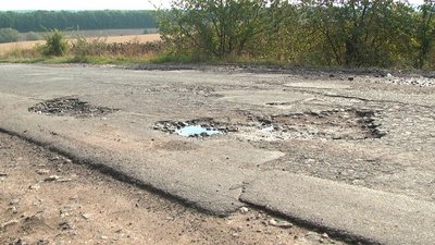 "Сполучає колишній райцентр та навколишні села": на Вінниччині люди скаржаться на стан дороги
