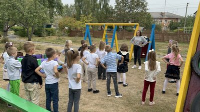У ліцеї на Рівненщині у погожі дні проводять уроки на локаціях просто неба У ліцеї на Рівненщині у погожі дні проводять уроки на локаціях просто неба