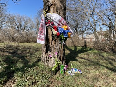 У Херсоні до річниці трагедії у Бузковому сквері встановили пам'ятний знак У Херсоні до річниці трагедії у Бузковому сквері встановили пам'ятний знак