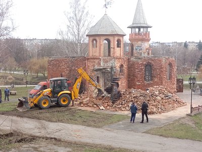У дитячому парку в Сумах демонтують аварійний замок
