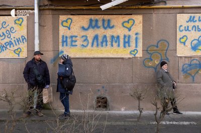 "Горіли наші машини": мешканці будинку в Одесі, в який влучили уламки дрона, оговтуються після пережитого "Горіли наші машини": мешканці будинку в Одесі, в який влучили уламки дрона, оговтуються після пережитого