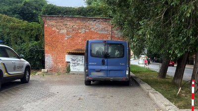 Мікроавтобус "Renault Traffic", водій якого наїхав на жінку