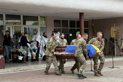 У Рахові на Закарпатті попрощалися із захисником Богданом Беднаром У Рахові на Закарпатті попрощалися із захисником Богданом Беднаром