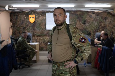 Заступник командира 425 окремого штурмового полку "Скеля" Костянтин "Немо" Русанов під час інтервʼю Суспільному, Донеччина, квітень 2026 року Заступник командира 425 окремого штурмового полку "Скеля" Костянтин "Немо" Русанов під час інтервʼю Суспільному, Донеччина, квітень 2026 року