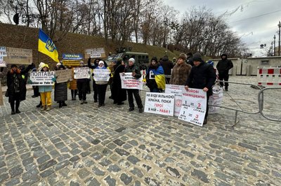 "Найкраща подяка ЗСУ — чіткі терміни служби": у Києві проходить мирна акція родичів та близьких військовослужбовців "Найкраща подяка ЗСУ — чіткі терміни служби": у Києві проходить мирна акція родичів та близьких військовослужбовців