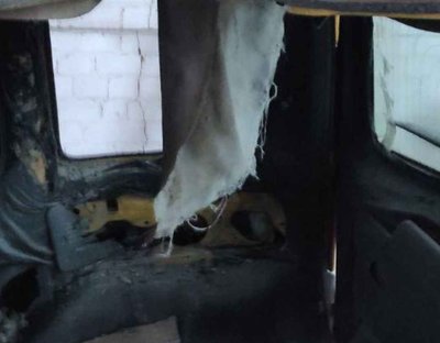 Пошкоджений внаслідок влучання дрона РФ салон автомобіля Пошкоджений внаслідок влучання дрона РФ салон автомобіля