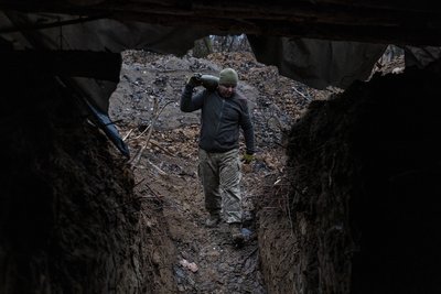Військовий несе снаряд у сховище на бойовій позиції в напрямку Кремінної на Донеччині 10 грудня 2024 року Військовий несе снаряд у сховище на бойовій позиції в напрямку Кремінної на Донеччині 10 грудня 2024 року