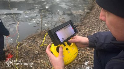 У Чернігівському районі водолази з водойми дістали підводним човном автомобіль У Чернігівському районі водолази з водойми дістали підводним човном автомобіль