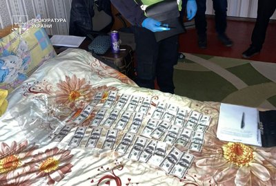 Намагався продати автомат, міни, гранати й набої за 3000 доларів США. Жителя Кривого Рогу підозрюють у збуті зброї Намагався продати автомат, міни, гранати й набої за 3000 доларів США. Жителя Кривого Рогу підозрюють у збуті зброї