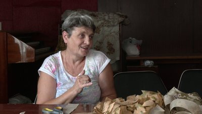 У Рівному люди з вадами слуху плетуть сітки для ЗСУ У Рівному люди з вадами слуху плетуть сітки для ЗСУ