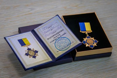 На Полтавщині вдові загиблого льотчика Дмитра Фішера вручили медаль «Гордість нації» На Полтавщині вдові загиблого льотчика Дмитра Фішера вручили медаль «Гордість нації»