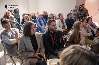 Кров, степ і вічність: в Одесі презентували книгу "Метаромантика", написану військовими та митцями