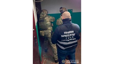 Сидів у тюрмі та керував бандою: на Чернігівщині винесли вирок чоловікам, які побили та пограбували двох людей з Ніжина Сидів у тюрмі та керував бандою: на Чернігівщині винесли вирок чоловікам, які побили та пограбували двох людей з Ніжина