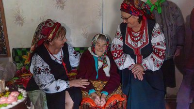 Сама порається по господарству, пече пироги та шиє без окулярів: жителька Сосниці, що на Чернігівщині, святкує 100 років Сама порається по господарству, пече пироги та шиє без окулярів: жителька Сосниці, що на Чернігівщині, святкує 100 років