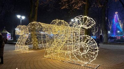 Інсталяції поруч із ялинкою