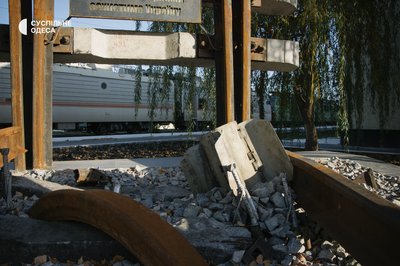 Рейки та шматки ракети: в Одеській області встановили пам'ятник загиблим залізничникам Рейки та шматки ракети: в Одеській області встановили пам'ятник загиблим залізничникам