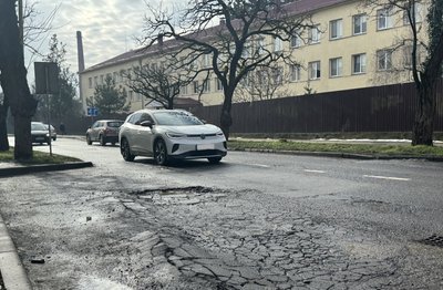 «Є проблема»: що кажуть водії про стан доріг в Ужгороді після танення снігу «Є проблема»: що кажуть водії про стан доріг в Ужгороді після танення снігу