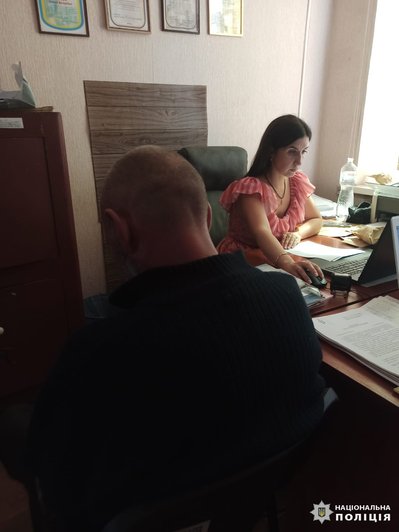 На Харківщині двоє чоловіків побили односельця та покинули помирати на вулиці, а самі втекли до лісу