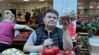 "Ціни кусаються, але треба щось їсти": що кажуть місцеві про молоду картоплю в Ужгороді