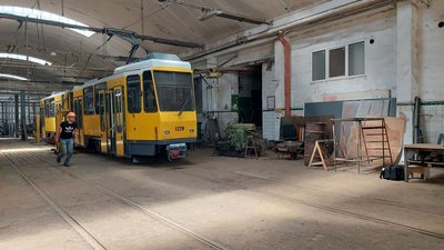 Фахівці переобладнують трамваї під ширину колій у Львові Фахівці переобладнують трамваї під ширину колій у Львові