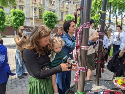 Черкащина долучилася до всеукраїнської акції "Вишита стрічка памʼяті" Черкащина долучилася до всеукраїнської акції "Вишита стрічка памʼяті"
