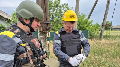 Працівники АТ "ДТЕК Донецькі електромережі" відновлюють електропостачання прифронтове село Покровська громада Донецька область 12 червня 2025 рік Працівники АТ "ДТЕК Донецькі електромережі" відновлюють електропостачання прифронтове село Покровська громада Донецька область 12 червня 2025 рік
