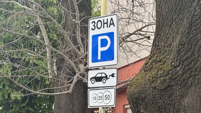 "Виїхати взагалі неможливо": що кажуть водії та міськрада про ситуацію з паркуванням в Ужгороді "Виїхати взагалі неможливо": що кажуть водії та міськрада про ситуацію з паркуванням в Ужгороді