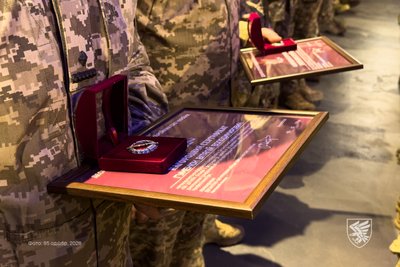 Олег Апостол відзначив десантників житомирської 95-ї бригади: військовим вручили шеврони та відзнаки Олег Апостол відзначив десантників житомирської 95-ї бригади: військовим вручили шеврони та відзнаки
