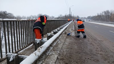 Дорожні працівники, розчищення дороги Дорожні працівники, розчищення дороги