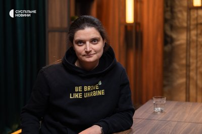 Керівниця проєкту Victory Drones фонду Dignitas Марія Берлінська під час інтервʼю Суспільному, Київ, 9 лютого 2026 року Керівниця проєкту Victory Drones фонду Dignitas Марія Берлінська під час інтервʼю Суспільному, Київ, 9 лютого 2026 року