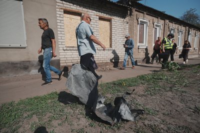 Перехожі поруч з уламком російського безпілотника, Харків Перехожі поруч з уламком російського безпілотника, Харків