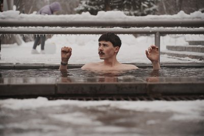 Чоловік пірнає у крижану воду в Саржиному яру Чоловік пірнає у крижану воду в Саржиному яру