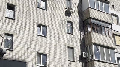 «Вікна повилітали з четвертого по восьмий поверх». Херсонці про наслідки атак російських FPV-дронів «Вікна повилітали з четвертого по восьмий поверх». Херсонці про наслідки атак російських FPV-дронів