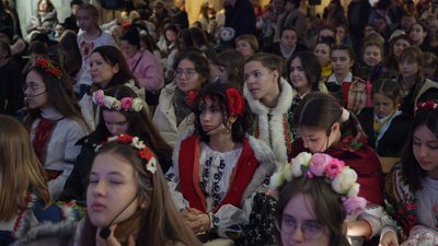 "Треба створювати святковий настрій". Понад 300 дітей заспівали колядки на Святвечір у дніпровському метро "Треба створювати святковий настрій". Понад 300 дітей заспівали колядки на Святвечір у дніпровському метро