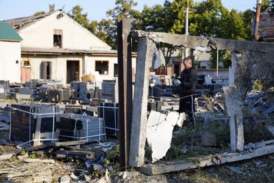 Люди на подвір'ї у Лозівській громаді після російського удару дронами Люди на подвір'ї у Лозівській громаді після російського удару дронами