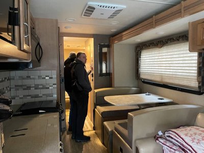 Облаштування фургона, який курсуватиме як мобільний пункт обігріву Облаштування фургона, який курсуватиме як мобільний пункт обігріву