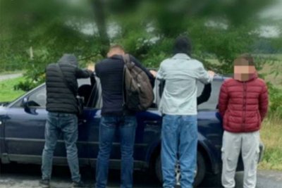 Авто з військовозобов'язаними зупинили при в’їзді до прикордонного села Грубна Авто з військовозобов'язаними зупинили при в’їзді до прикордонного села Грубна