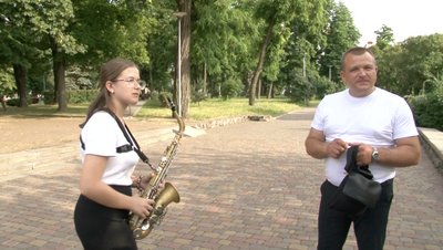 Учасниця музичного фестивалю з татом Учасниця музичного фестивалю з татом