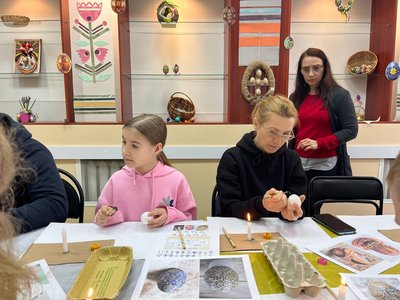 У Луцьку військові і їх рідні розписували великодні писанки У Луцьку військові і їх рідні розписували великодні писанки