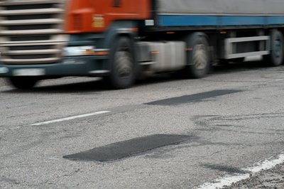 Вантажівка їде по київській трасі, де ліквідували ямковість, Харківщина Вантажівка їде по київській трасі, де ліквідували ямковість, Харківщина
